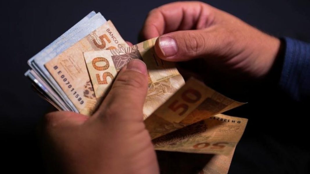 ao-todo-r-52-mil-foram-transferidos-de-mulher-para-golpista-1688043744232_v2_900x506