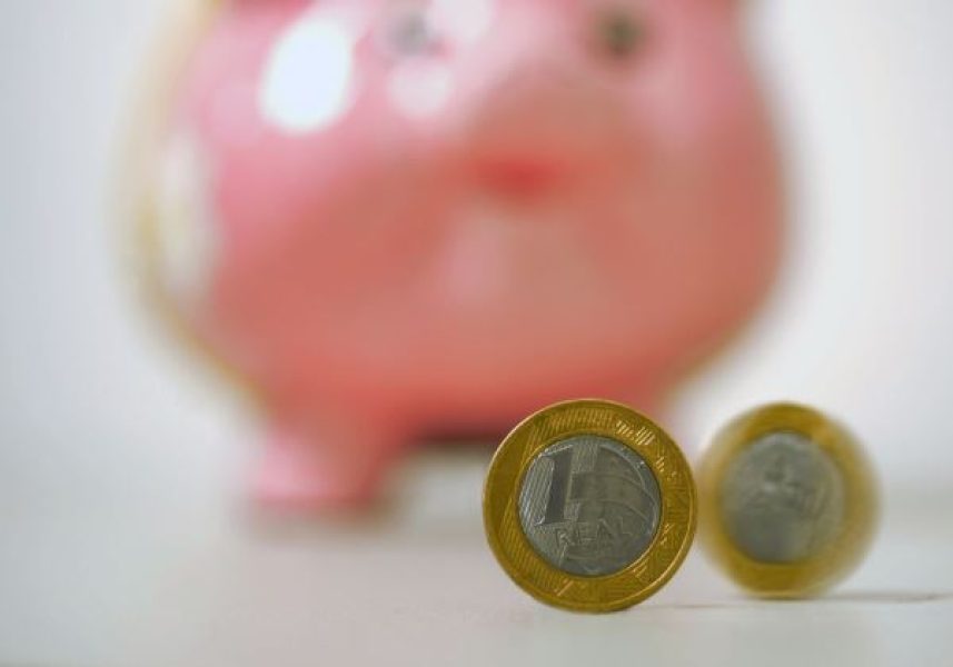 dinheiro-troco-moeda-economia-queda-caderneta-de-poupanca-aplicacoes