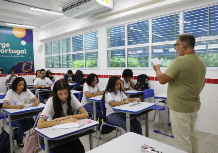 professor-ensinando-sala-de-aula-escola-alunos-estudando